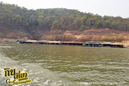 เรือนแพริมธาร เขื่อนแม่งัด