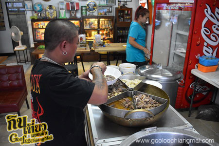 ร้าน ก๋วยเตี๋ยวเนื้อตุ๋นหมูตุ๋นนายตั้ม - เสือเฒ่า