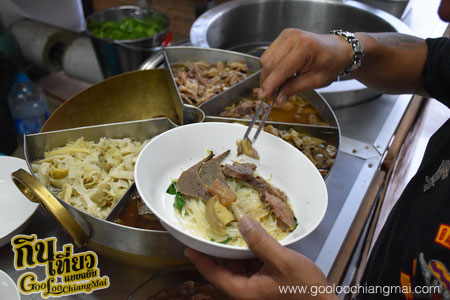 ร้าน ก๋วยเตี๋ยวเนื้อตุ๋นหมูตุ๋นนายตั้ม - เสือเฒ่า