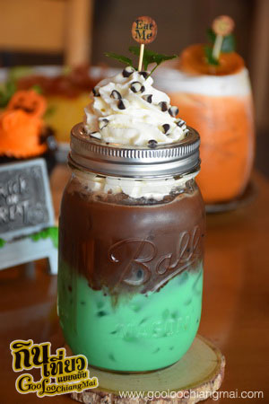 ร้าน Into the Woods Cafe