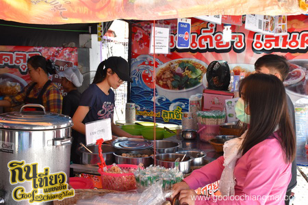 ก๋วยเตี๋ยวเส้นคลุก ลูกชิ้นหมูยอโกไข่เจ๊น้อย หลังมอ