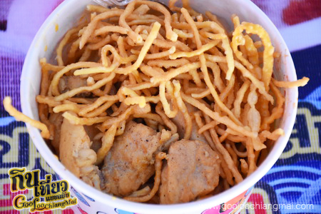 ก๋วยเตี๋ยวเส้นคลุก ลูกชิ้นหมูยอโกไข่เจ๊น้อย หลังมอ