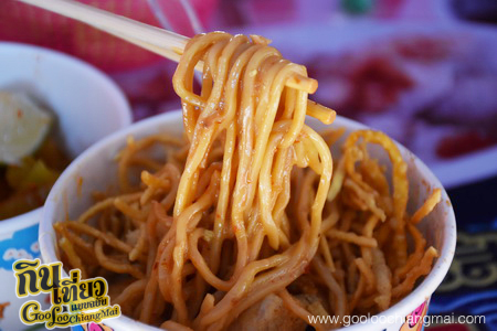 ก๋วยเตี๋ยวเส้นคลุก ลูกชิ้นหมูยอโกไข่เจ๊น้อย หลังมอ