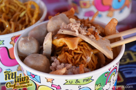 ก๋วยเตี๋ยวเส้นคลุก ลูกชิ้นหมูยอโกไข่เจ๊น้อย หลังมอ