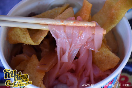 ก๋วยเตี๋ยวเส้นคลุก ลูกชิ้นหมูยอโกไข่เจ๊น้อย หลังมอ