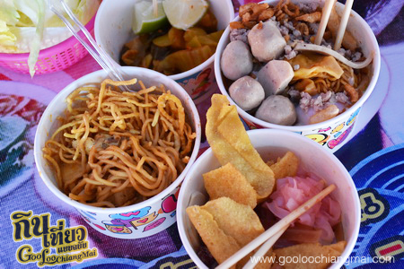 ก๋วยเตี๋ยวเส้นคลุก ลูกชิ้นหมูยอโกไข่เจ๊น้อย หลังมอ