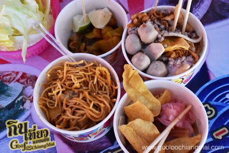ก๋วยเตี๋ยวเส้นคลุก ลูกชิ้นหมูยอโกไข่เจ๊น้อย หลังมอ