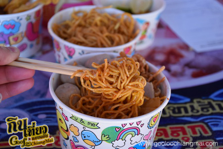 ก๋วยเตี๋ยวเส้นคลุก ลูกชิ้นหมูยอโกไข่เจ๊น้อย หลังมอ
