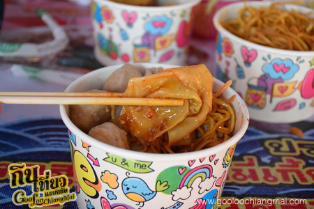 ก๋วยเตี๋ยวเส้นคลุก ลูกชิ้นหมูยอโกไข่เจ๊น้อย หลังมอ