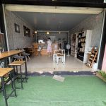 วันนี้ผมขอมาเล่าประสบการณ์การแวะร้านกาแฟแห่งหนึ่งที่ดูเรียบง่ายแต่ก็น่าสนใจดีครับ จากภาพที่เห็น ร้านนี้ชื่อว่า "ข้าวหอม กาแฟสด" ครับ อยู่ไม่ไกลจากตลาดสดในอำเภอแม่อาย จังหวัดเชียงใหม่นี่เอง สังเกตง่ายๆ คือมีป้ายร้านสีขาวเด่นชัด และด้านหน้าร้านมีพุ่มไม้ประดับแขวนห้อยลงมา ดูร่มรื่นตาดีครับ
