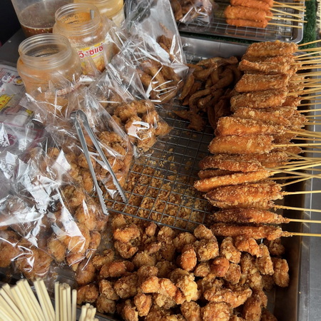 ร้าน ทอดทอด ข้างโรงเรียนไทยรัฐวิทยา 12