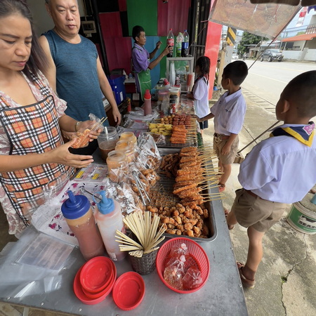 ร้าน ทอดทอด ข้างโรงเรียนไทยรัฐวิทยา 12