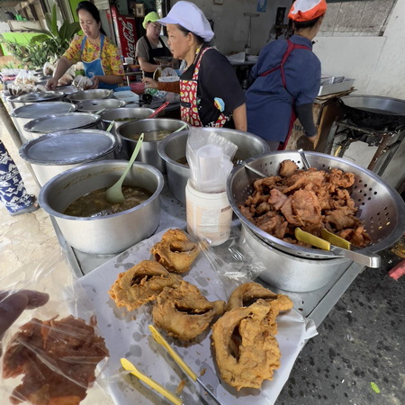 ร้าน ป้าหน้อยข้าวแกง อ.แม่อาย
