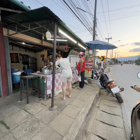 ร้าน ข้าวแกง ไก่ทอดลืมโลก อ.แม่อาย